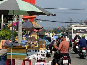 Massive Traffic Rush as People Return to HCMC After Tet Holiday - image 11