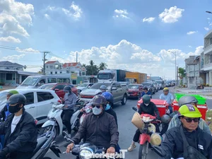 Massive Traffic Rush as People Return to HCMC After Tet Holiday - image 0