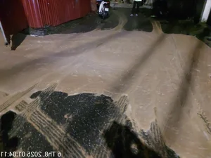 Emergency Incident: Close-up of the Nighttime Mud Eruption at Nui Truc - image 3