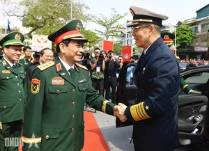 Vietnam and China Defense Ministers Visit Tran Phu School: A Symbolic Diplomatic Moment - image 3