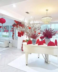 Miss Vietnam Pham Huong Brings Traditional Vietnamese Tet to Her American Villa - image 0