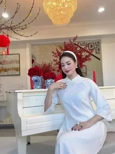Miss Vietnam Pham Huong Brings Traditional Vietnamese Tet to Her American Villa - image 2