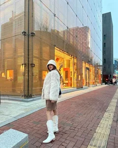 Inside the Luxurious Lifestyle of Le Khanh Chi: Le Cong Vinh’s Sister Stuns in South Korea Travel Photos - image 3