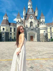 Inside the Luxurious Lifestyle of Le Khanh Chi: Le Cong Vinh’s Sister Stuns in South Korea Travel Photos - image 0