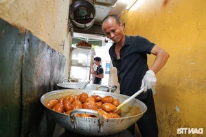 Hanoi's Famous Donut Shop: Earning 50 Million VND Daily Through Tradition - image 13