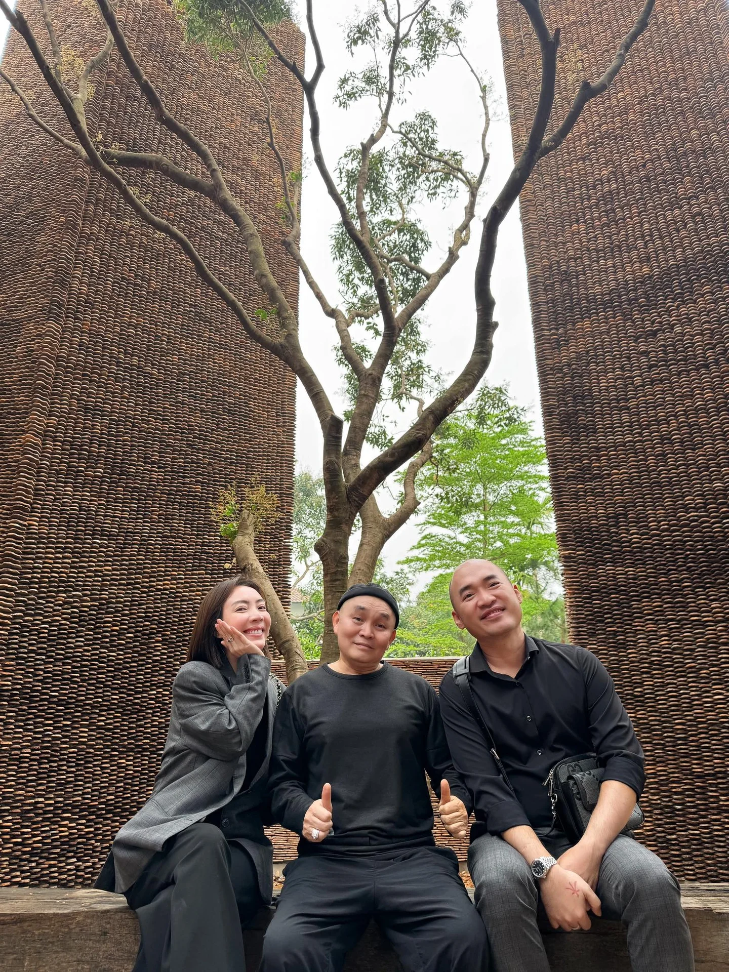 Vietnamese Artists Gather at Mother Goddess Museum to Celebrate Xuan Hinh's Birthday