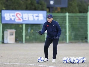 Korean Football Legend Joins Vietnam National Team Coaching Staff - image 6