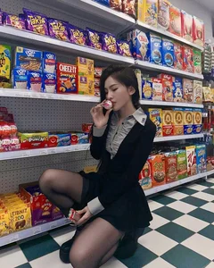 Stunning Convenience Store Photoshoot of Viral Dancer Drives Fans Crazy - image 2