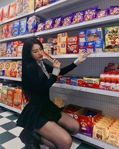Stunning Convenience Store Photoshoot of Viral Dancer Drives Fans Crazy - image 7