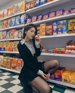 Stunning Convenience Store Photoshoot of Viral Dancer Drives Fans Crazy - image 4