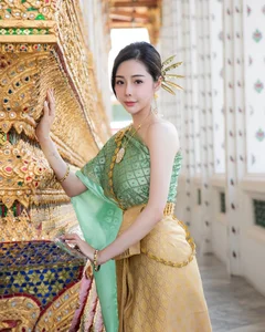 Street Food Vendor Hot Girl Sparks Online Buzz with Bold Fashion Choice - image 0