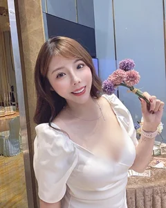 Street Food Vendor Hot Girl Sparks Online Buzz with Bold Fashion Choice - image 3
