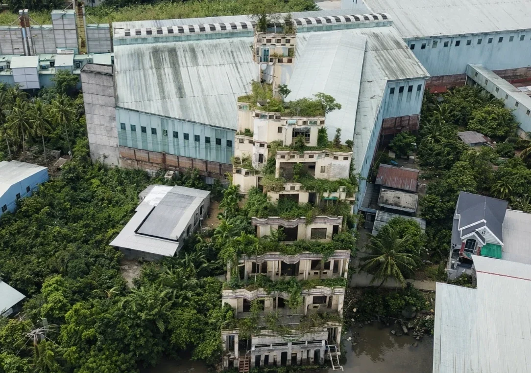 The Haunting Mystery of the Abandoned Six-Story Villa in the Heart of the Mekong Delta
