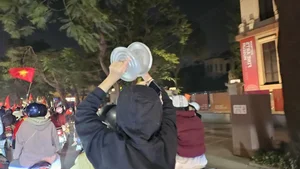 Creative and Unique Ways Vietnamese Fans Celebrated the National Football Championship - image 1