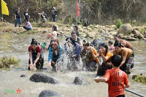 The Traditional Water Splashing Festival of the Lao People in Dien Bien Province - image 3