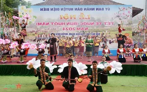 The Traditional Water Splashing Festival of the Lao People in Dien Bien Province - image 0