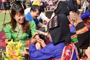 The Traditional Water Splashing Festival of the Lao People in Dien Bien Province - image 4