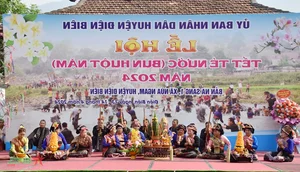 The Traditional Water Splashing Festival of the Lao People in Dien Bien Province - image 6