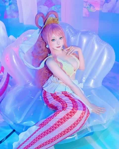 Impressive One Piece Cosplay Gallery - image 32