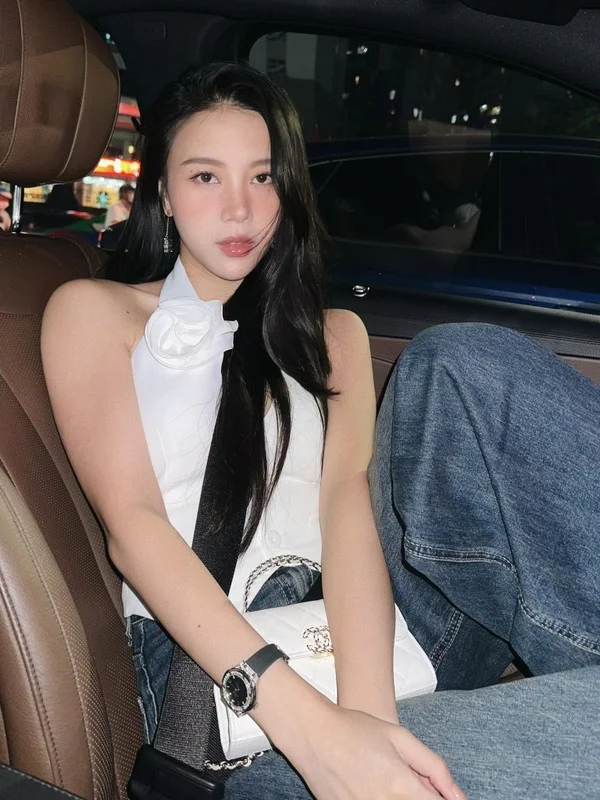 Former Flight Attendant Beauty Queen Mistaken for Student in Youthful Outfit