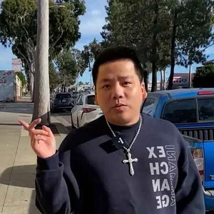 YouTuber Khoa Pug Confidently Compares Height with Miss World Vietnam Luong Thuy Linh in Viral Encounter - image 7
