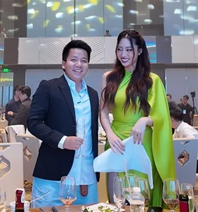 YouTuber Khoa Pug Confidently Compares Height with Miss World Vietnam Luong Thuy Linh in Viral Encounter - image 9