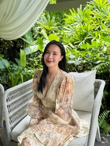Thao Nhi Le Stuns in Elegant Silk Dress Fashion Trends - image 3