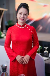 Thao Nhi Le Stuns in Elegant Silk Dress Fashion Trends - image 2