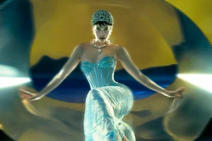Thao Nhi Le Stuns in Elegant Silk Dress Fashion Trends - image 6