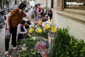 Dragon Boat Festival Economics: Floral Offerings and Rising Cake Prices - image 0