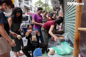 Dragon Boat Festival Economics: Floral Offerings and Rising Cake Prices - image 3