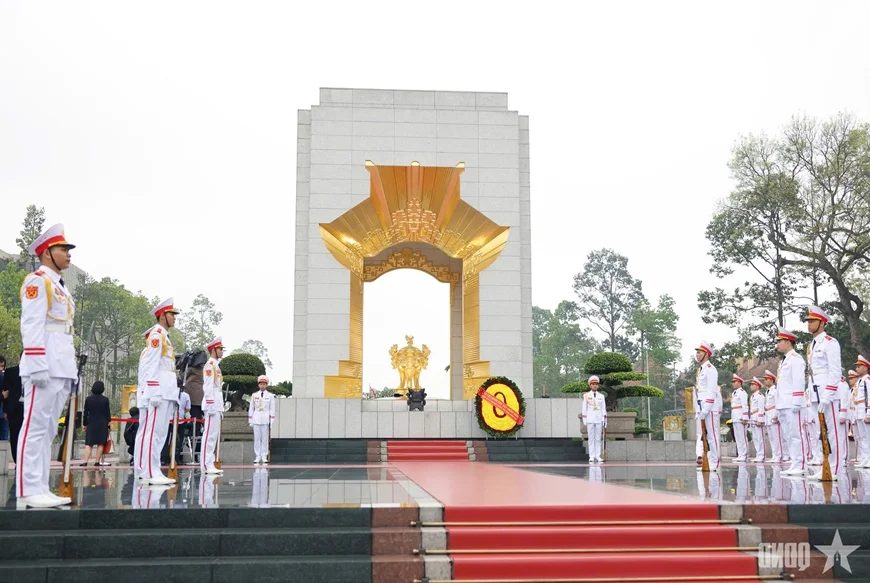 Japanese Prime Minister and Spouse Pay Respects at Ho Chi Minh Mausoleum
