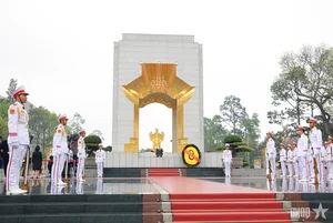 Japanese Prime Minister and Spouse Pay Respects at Ho Chi Minh Mausoleum - image 0
