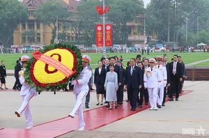 Japanese Prime Minister and Spouse Pay Respects at Ho Chi Minh Mausoleum - image 2