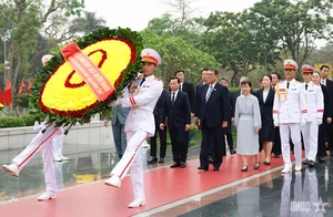 Japanese Prime Minister and Spouse Pay Respects at Ho Chi Minh Mausoleum - image 3