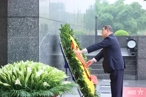 Japanese Prime Minister and Spouse Pay Respects at Ho Chi Minh Mausoleum - image 5