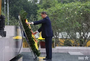 Japanese Prime Minister and Spouse Pay Respects at Ho Chi Minh Mausoleum - image 4