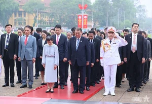 Japanese Prime Minister and Spouse Pay Respects at Ho Chi Minh Mausoleum - image 1