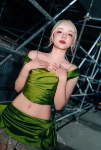 Singer Goes Viral After G-Dragon 'Likes' Her Post - image 4