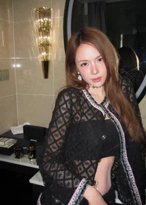Singer Goes Viral After G-Dragon 'Likes' Her Post - image 6