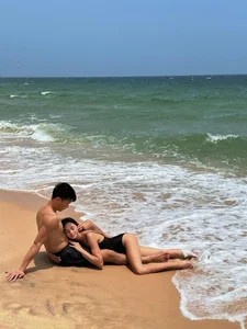 Fitness and Fashion: A Look at the Stylish Beachside Moments of Bui Tien Dung's Wife - image 3