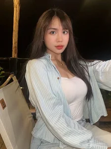 Famous Laotian Influencer in Vietnam Praised for Sophisticated Style - image 8