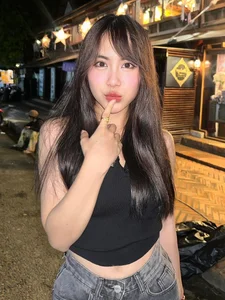 Famous Laotian Influencer in Vietnam Praised for Sophisticated Style - image 0