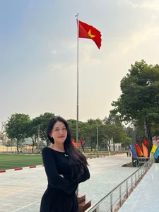Who Is the Beautiful Girl Seen Chatting with General Phan Van Giang? - image 3