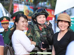 Who Is the Beautiful Girl Seen Chatting with General Phan Van Giang? - image 8