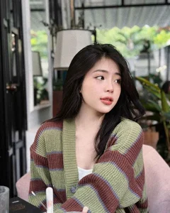 Meet Chu Hong Nghi: The Stunning and Fashionable Girlfriend of U23 Vietnam Footballer Nguyen Quoc Viet - image 0