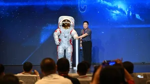 China Unveils Advanced New Spacesuit for Manned Moon Landing - image 3