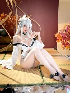 Hoshilily Azur Lane Cosplay: Xing Zhi Chi Chi Portrays Bai Feng in 60-Page Set - image 5