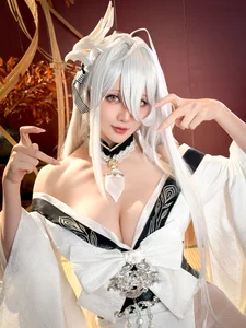 Hoshilily Azur Lane Cosplay: Xing Zhi Chi Chi Portrays Bai Feng in 60-Page Set - image 2