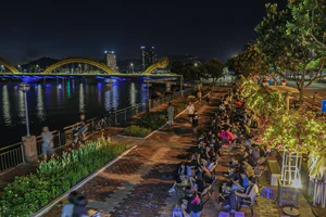 Da Nang Youth Embrace Early Morning Coffee and Han River Sunrises - image 3